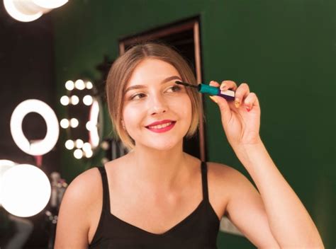 Free Photo Girl Doing Her Make Up In A Green Room