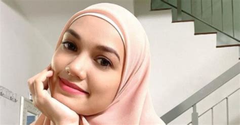 Bokap gue seorang bisnismen,super sibuk deh.nyokap gue adalah ibu rmh tangga,dan mama yg menjaga kedai kami yg berada di depan rumah.nyokap gue lumayan cantik. Takkan Nak Guna Semua Duit Saya? Ditvduh Minta Sedekah Ini ...