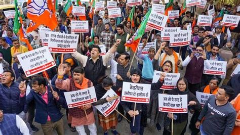 Delhi Bjp Workers Protest Outside Cm Kejriwals Residence Over Liquor