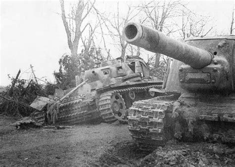 Antitank Capabilities Of The Soviet Self Propelled Guns SU 152 And ISU 152