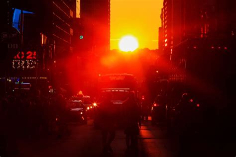 ‘manhattanhenge Lights Up New York City Streets New York City City