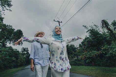 Foto prewedding bersama pasangan bisa dijadikan sebagai momen yang indah. Gagasan Untuk Tema Prewed Outdoor Hijab | Gallery Pre Wedding