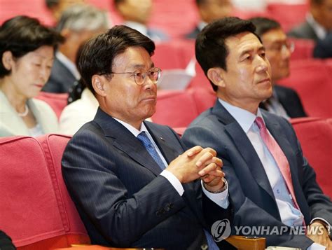 말은 험해도 막내아들 이태구 신경 쓰는 최정우 ＂지 밥 하나 못 얻어먹고 다니냐.＂ 깍지 낀 최정우 | 연합뉴스