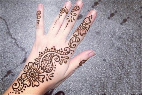 Kembali lagi bersama tutorial henna dari zahrina henna, tetap semangat ya friends belajar henna nya. 100 Gambar Henna Tangan yang Cantik dan Simple Beserta ...