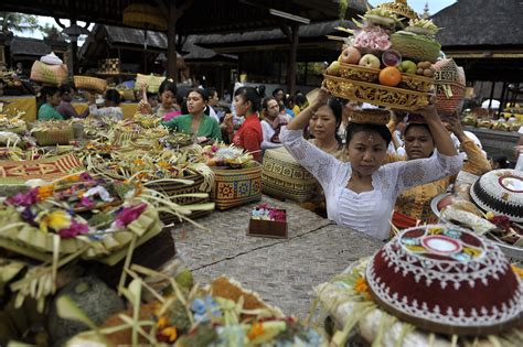 Hari raya festival essay example. Mengintip Serunya Hari Raya Galungan, Meriah Banget Gengs!