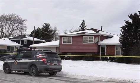 Chicago Dad Shoots Dead Wife And Three Adult Daughters Inside Home Daily Mail Online