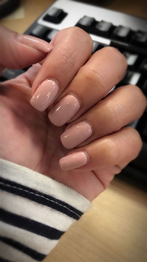 Sintetiza más de imágenes sobre uñas nude de gel recién