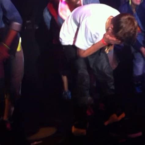 Video Justin Bieber Gets Sick Leaves Stage During Nrj Concert