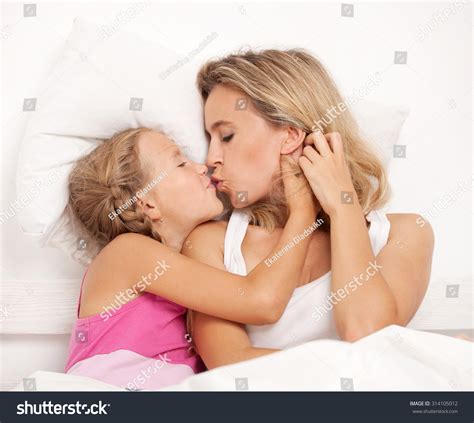 Photo De Stock Mom Kisses Daughter White Sheets Shutterstock