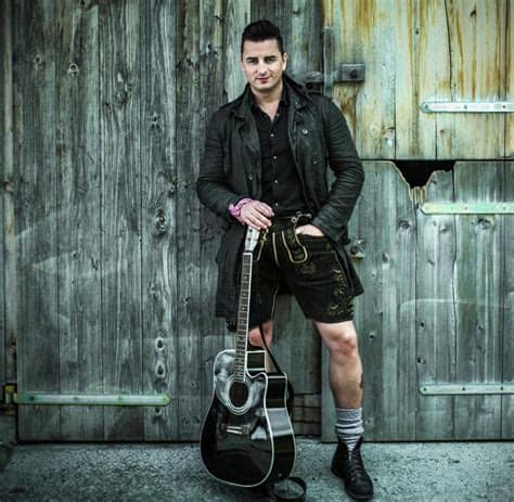 Und am ende, die letzten töne wummern durchs olympiastadion, lässt sich andreas gabalier auf die hufeisenförmige bühne sinken, die tief in. Andreas Gabalier im Interview - WELT