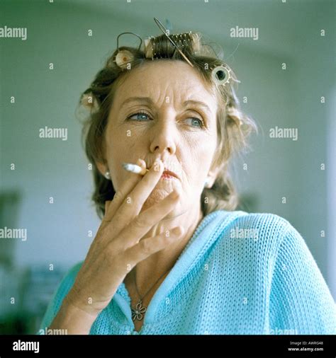 Reife Frau Rauchen Zigaretten Portrait Stockfotografie Alamy