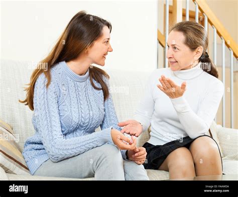 Madre E Hija Hablando Sobre El Sofá En Casa Fotografía De Stock Alamy