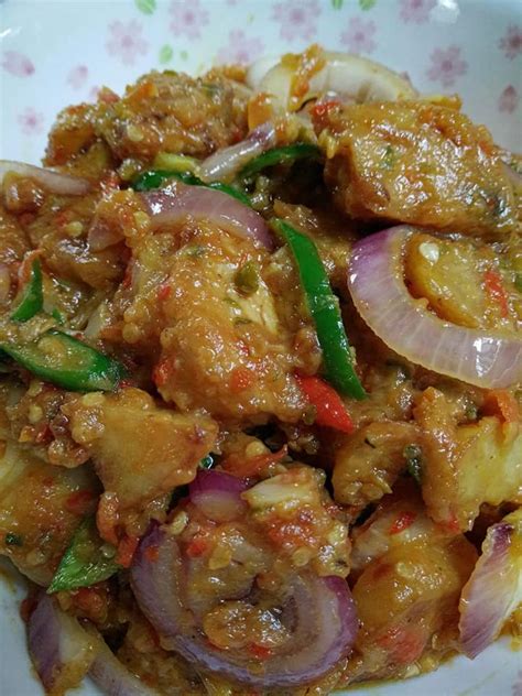 Ayam sambal bali merupakan sebuah hidangan yang pernah mencetuskan fenomena suatu ketika dahulu. Resepi Ayam Sambal Tempoyak