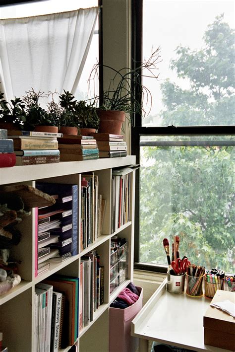 Modern room seperator room dividers comes in many varieties, such as cubicle partitions, pipe and drape screens, shoji screens, and walls. Saturday tours: Un loft-atelier à Brooklyn - DecouvrirDesign