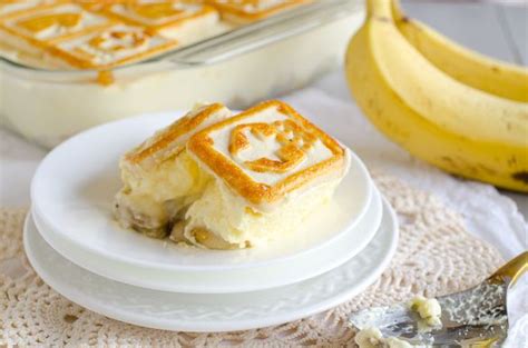 Top with 1/2 of the bananas, 1/2 of the pudding mixture, remaining bananas, remaining pudding mixture, and remaining cookies. Pin by Lori Bromley on Dessert | Banana pudding chessman ...