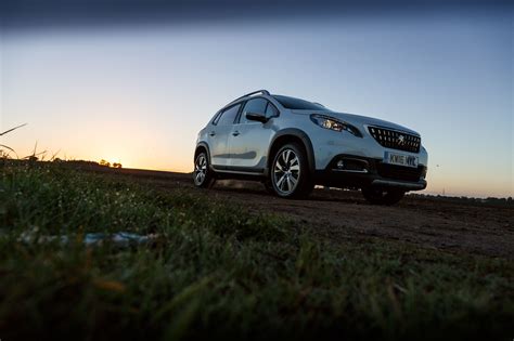 Peugeot 2008 definitivno je jedan od malih gradskih crossovera koji sa dužinom manjom od 4,2 metra, te specifičnim oblikom koji nosi porijeklo sa naziv allure u peugeotu oduvijek je nagovještavao izdašnu opremu, bogato uređenje u kabini i neobične oblike kakvi su karakteristični samo u. 2016 Peugeot 2008 Allure PureTech 130 Gallery