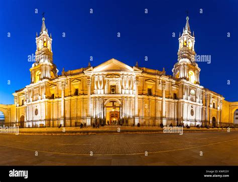 La Basílica Catedral De Arequipa Se Encuentra Situada En La Plaza De