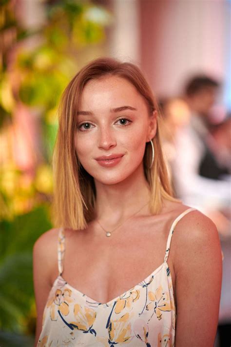 From phoebe dynevor's age and height to her previous roles, get to know bridgerton's daphne after starring as daphne bridgerton in netflix's bridgerton, phoebe dynevor is about to become one of. Phoebe Dynevor - Pictured At Victoria and Albert Museum ...