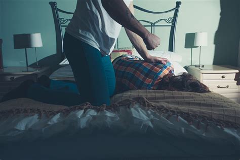 Человек Нарушает Его Жена На Кровати — стоковые фотографии и другие