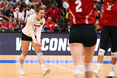 Wisconsin Badgers Volleyball What Did Kelly Sheffield Anna Smrek And Lauren Barnes Have To Say