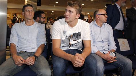 Born 5 february 1985) is a portuguese professional footballer who plays as a forward for serie a club. Basket: Luka Doncic: "Gracias a España, pero jugaré con ...