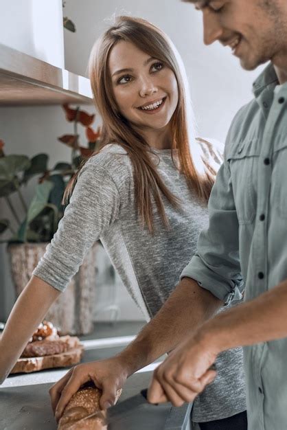 Feliz Pareja Joven Disfrutando De Cocinar El Desayuno Juntos Foto Premium