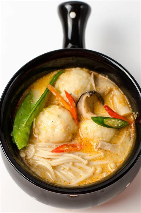 Thai coconut soup is an easy and healthy appetizer or entree using scallops, shrimp, vegetables and a red curry coconut broth. Thai Coconut Soup with Fish Ball | Omnivore's Cookbook ...