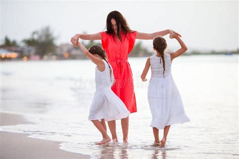Madre Hermosa Y Sus Pequeñas Hijas Adorables En La Playa Imagen De
