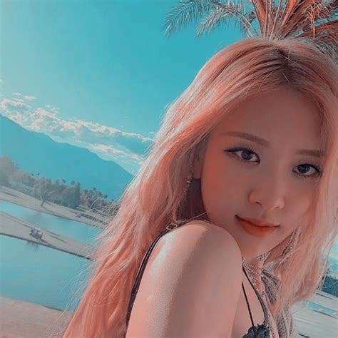 Discover images and videos about blackpink rose from all over the world on we heart it. #blackpink #aesthetic #rose #lisa #jisoo #jennie em 2020 ...