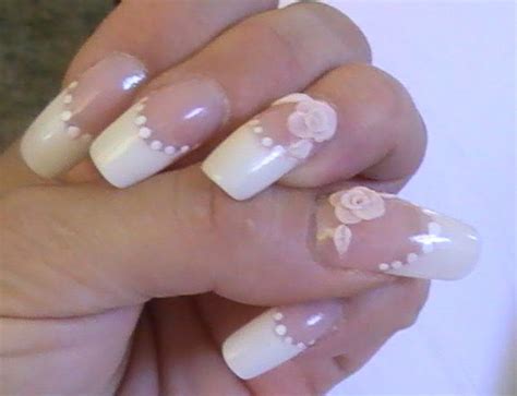 En segundo lugar debes esmaltar con un pincel fino delinearás cada pétalo con pintura blanca acrílica, y para matizar el centro de la flor debes aplicar sólo un poco de pintura acrílica en. Uñas Francesas Decoradas « Ideas & Consejos