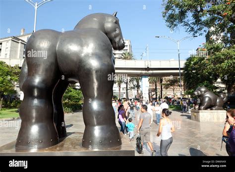 Colombia Medellín Escultura De Bronce De Un Caballo En El Parque De Las Esculturas O Plaza