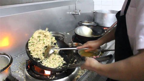 Cocinar a fuego medio para que no se quemen los alimentos, pero cuando tengamos todos los ingredientes juntos, hay que subir un momento el fuego al final para buscar texturas crujientes. COMO SE PREPARA UN ARROZ CHAUFA :D CHIFA - YouTube