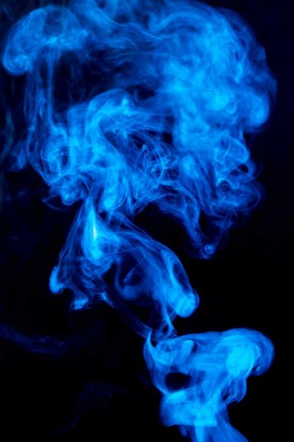 Diffusione Denso Fumo Blu Turbinio Su Sfondo Nero Foto Gratis