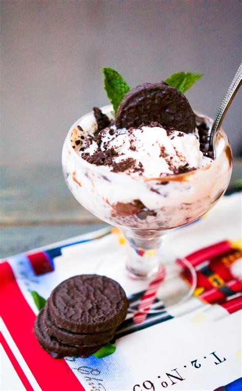 The more, the merrier when it comes to sweet holiday treats. Easy Christmas Dessert | Fudge Mint Cookie Parfaits | Fortuitous Foodies