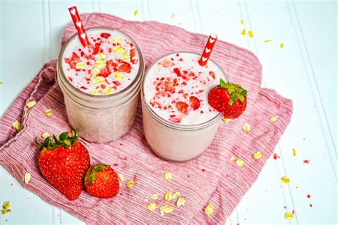 Easy Quick Strawberry Oatmeal Protein Smoothie Mason Jar Recipe