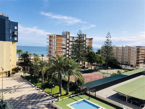 Dispone de tres habitaciones, (la de matrimonio con aseo. Venta de piso en Playa San Juan (Alicante)| tucasa.com