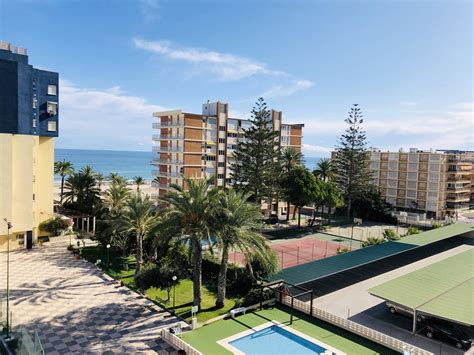 Dispone de tres habitaciones, (la de matrimonio con aseo. Venta de piso en Playa San Juan (Alicante)| tucasa.com