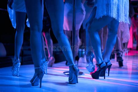 Jeune Femme Sexy Pole Dansant Striptease Avec Pylône En Boîte De Nuit Belle Strip Teaseuse Nue