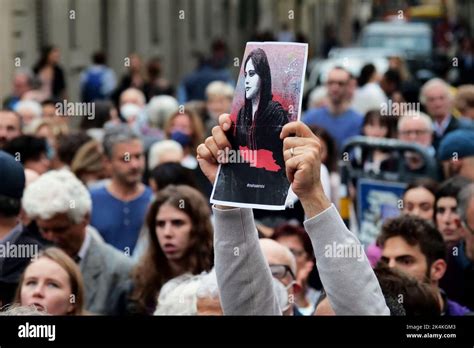 italien florenz 2 oktober 2022 menschen nehmen an einem protest gegen das islamische regime