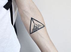 Nejčastějšími motivy při tetování na ruku bývají různé znaky (např. Ems on Pinterest