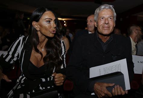 Inizialmente claudio baglioni tenne segreta la relazione, soprattutto perché all'epoca usciva dal oggi vivono a roma, dove rossella barattolo ricopre il ruolo di manager di claudio baglioni. Claudio Baglioni, chi è la compagna Rossella Barattolo ...