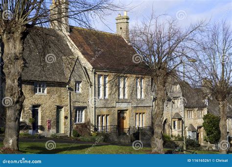 Picturesque Homes That Line The Hill In Burford Cotswolds Uk Stock