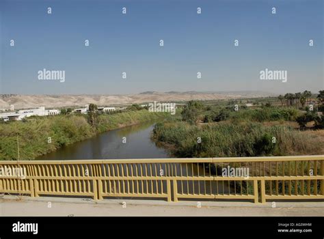 Vista Desde El Punto De Cruce Del Puente Sheikh Hussein Sobre El Río