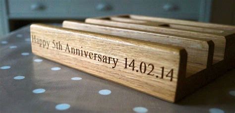 Are you looking for wooden gift ideas for your 5th wedding anniversary? 5th Anniversary Gifts for Him | MakeMeSomethingSpecial.com
