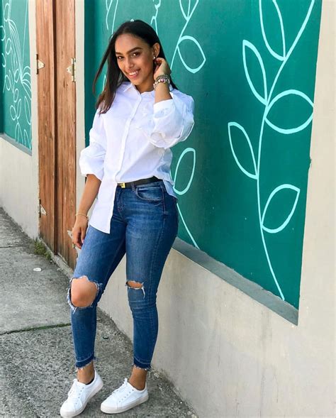 Https://tommynaija.com/outfit/outfit Con Camisa Blanca Y Jeans