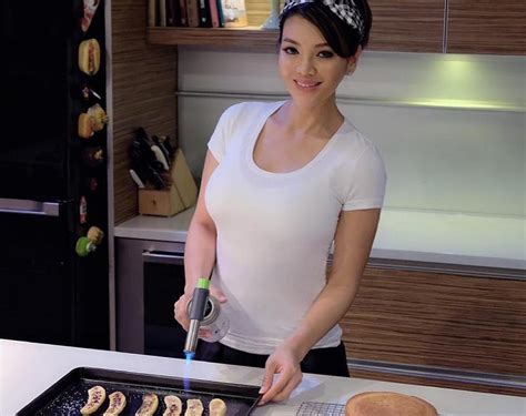 Deretan Celebrity Chef Yang Jadi Hot Mom Sudah Cantik Pintar Masak