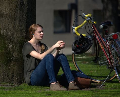 壁纸 自行车 公园 坐着 车辆 音乐家 单独 电话 女人 淑女 休息 4655x3780 590126 电脑