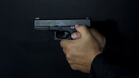 Pistol Grip 101 How To Hold A Handgun Athlon Outdoors