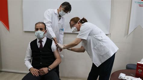 Kişi, aşı yapılacak öncelikli grupta bulunuyorsa randevu işlemi için mhrs uygulamasına yönlendiriliyor. Bir günde 264 binden fazla kişi aşı oldu (Corona virüs aşı ...