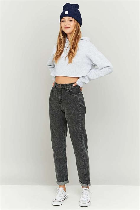Timeless And Comfy Jean Outfits For Travelling Black Mom Jeans Mom